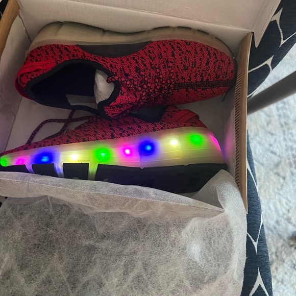 Red Unbranded wheelie light up sneakers - Picture 6 of 7